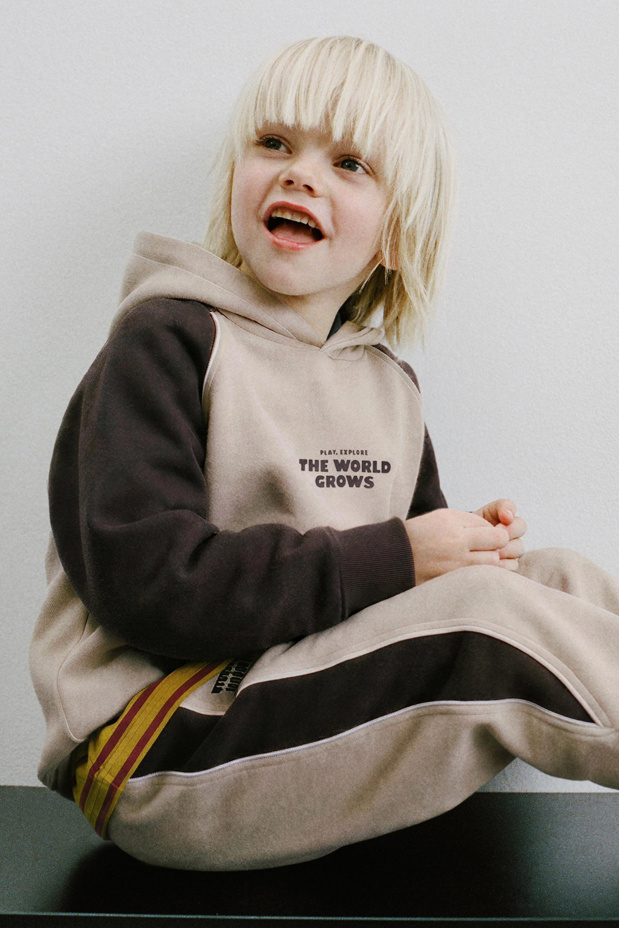 COLOR BLOCK TEXT HOODIE